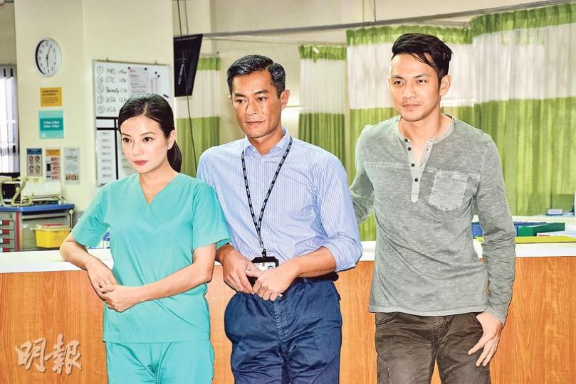 趙薇(左起)、古天樂、鍾漢良於廣州拍攝杜琪峯的新戲《三人行》,他們分別扮演醫生、幹探及悍匪。(攝影:梁迺楠) 趙薇(左起)、古天樂、鍾漢良於廣州拍攝杜琪峯的新戲《三人行》,他們分別扮演醫生、幹探及悍匪。(攝影:梁迺楠)