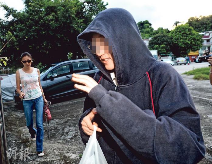 吳綺莉(左)與卓林(右)返家,卓林穿著長袖外套,被記者追訪時說自己隻手無事。(攝影:黃梓烜、劉永銳)卓林(右)睇完戲返家,由媽咪吳綺莉駕車接送。(攝影:黃梓烜、劉永銳)吳綺莉為女兒 吳綺莉(左)與卓林(右)返家,卓林穿著長袖外套,被記者追訪時說自己隻手無事。(攝影:黃梓烜、劉永銳)卓林(右)睇完戲返家,由媽咪吳綺莉駕車接送。(攝影:黃梓烜、劉永銳)吳綺莉為女兒