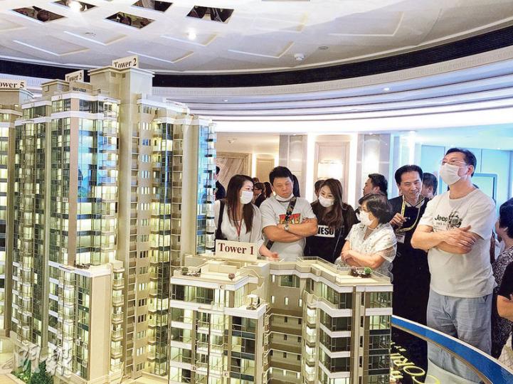 新SARS陰霾昨遍佈全城,有到場參觀帝景灣示範單位的準買家,為了衛生關係而戴上口罩。(方可兒攝) 新SARS陰霾昨遍佈全城,有到場參觀帝景灣示範單位的準買家,為了衛生關係而戴上口罩。(方可兒攝)