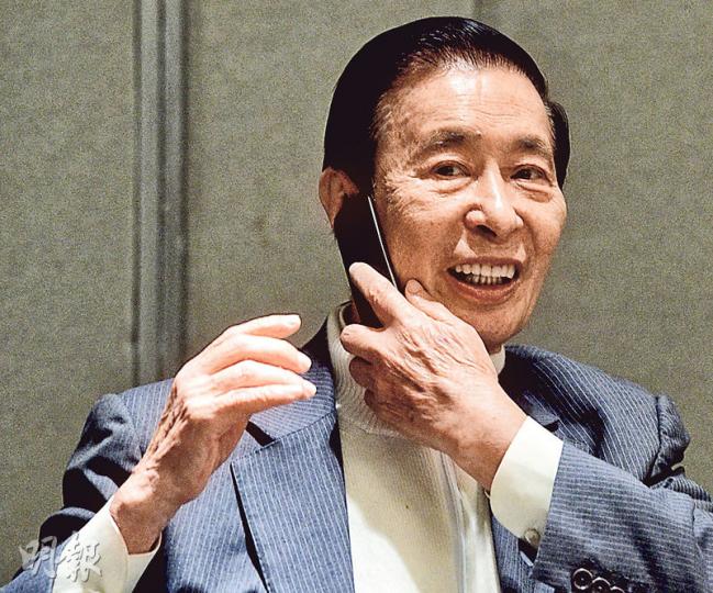 恒地主席李兆基(四叔)認為,現時政改通過不到,恒指要上3萬點有些困難,股市亦會因而「牛皮」。(劉焌陶攝) 恒地主席李兆基(四叔)認為,現時政改通過不到,恒指要上3萬點有些困難,股市亦會因而「牛皮」。(劉焌陶攝)