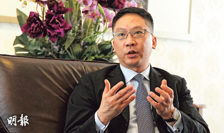 律政司長袁國強接受本報專訪,表示對政改通過不表樂觀,但回應個人未有時間思考否決後是否願意繼續在下屆政府工作。至於政改一旦否決,政府的管治會如何,他不諱言「都好視乎到時由誰做特首」。(林俊源攝) 律政司長袁國強接受本報專訪,表示對政改通過不表樂觀,但回應個人未有時間思考否決後是否願意繼續在下屆政府工作。至於政改一旦否決,政府的管治會如何,他不諱言「都好視乎到時由誰做特首」。(林俊源攝)