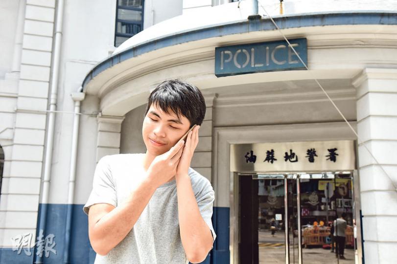 「警訊黃G鋒」王文韜重演在《警訊》電話騙案短片中把手機貼着面頰,懷緬「女神」氣息的一幕。(陳淑安攝) 「警訊黃G鋒」王文韜重演在《警訊》電話騙案短片中把手機貼着面頰,懷緬「女神」氣息的一幕。(陳淑安攝)