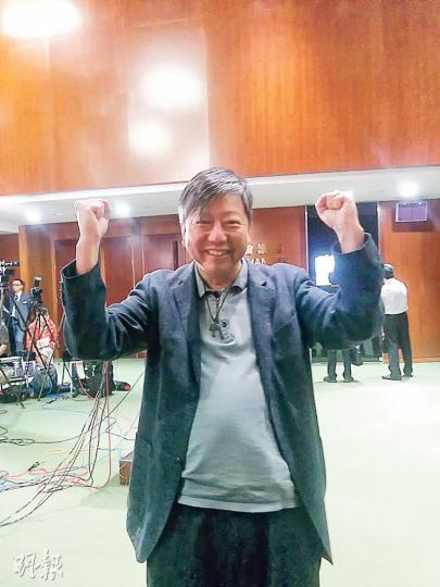 工黨李卓人(圖)得知最新政改民調結果,顯示支持和反對政府方案的比率首次打成平手,即高舉雙手,表現興奮。(梁卓怡攝) 工黨李卓人(圖)得知最新政改民調結果,顯示支持和反對政府方案的比率首次打成平手,即高舉雙手,表現興奮。(梁卓怡攝)