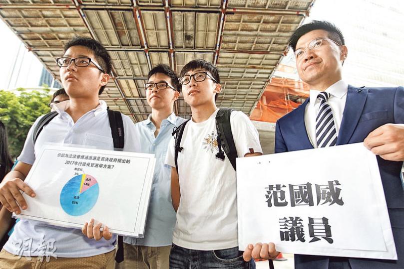 由約20名中大學生組成嘅關注政改組織「中大諗」,噚日與身兼中大校董嘅新同盟立法會議員范國威(右一)會面,呈交89%受訪者反對政府政改方案嘅調查結果。范其後帶學生入立法會辦公室搵葛珮帆。(郭慶輝攝) 由約20名中大學生組成嘅關注政改組織「中大諗」,噚日與身兼中大校董嘅新同盟立法會議員范國威(右一)會面,呈交89%受訪者反對政府政改方案嘅調查結果。范其後帶學生入立法會辦公室搵葛珮帆。(郭慶輝攝)