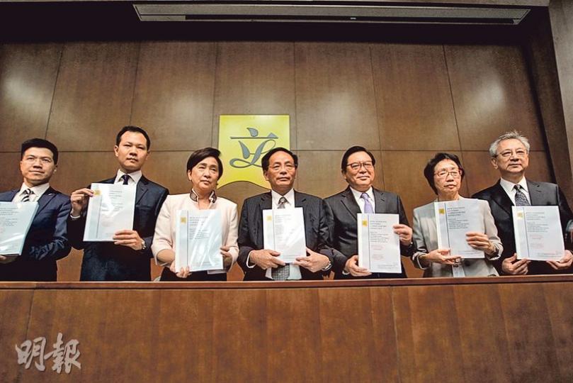 立法會議員個人利益監察委員會7名委員,就公民黨議員梁家傑、毛孟靜,以及民主黨議員涂謹申被指收受捐款,但未有申報的投訴,昨日提交報告。(郭慶輝攝) 立法會議員個人利益監察委員會7名委員,就公民黨議員梁家傑、毛孟靜,以及民主黨議員涂謹申被指收受捐款,但未有申報的投訴,昨日提交報告。(郭慶輝攝)
