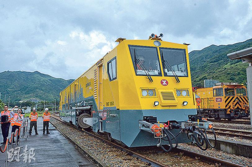 港鐵年初在奧地利購入兩架路軌銑磨車,每輛價值7200萬港元。兩車分別於7月及9月正式投入服務,料可使用15至20年。(蘇智鑫攝)新置的路軌銑磨車復修路軌時,銑磨車前段部分會先打磨路軌,後段位置則為打磨後的路軌拋光,其間會有小量火花。(蘇智鑫攝) 港鐵年初在奧地利購入兩架路軌銑磨車,每輛價值7200萬港元。兩車分別於7月及9月正式投入服務,料可使用15至20年。(蘇智鑫攝)新置的路軌銑磨車復修路軌時,銑磨車前段部分會先打磨路軌,後段位置則為打磨後的路軌拋光,其間會有小量火花。(蘇智鑫攝)