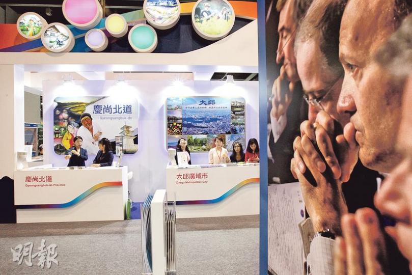 韓國觀光公社在國際旅遊展覽會設置多個攤位，香港支社市場總監鄭芝廷指受新SARS影響，6月前往首爾的香港旅客大幅減少，但查詢偏遠地區如濟州則比上年同期增加20％。（李紹昌攝）