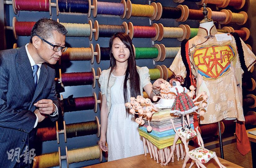 香港文物探知館舉辦「發跡香港」展覽,場內亦有香港知專設計學院嘅學生以本港工業題材,製作一系列嘅視覺藝術作品。發展局長陳茂波(左)噚日為展覽揭幕後,亦到場參觀聽介紹。(劉焌陶攝) 香港文物探知館舉辦「發跡香港」展覽,場內亦有香港知專設計學院嘅學生以本港工業題材,製作一系列嘅視覺藝術作品。發展局長陳茂波(左)噚日為展覽揭幕後,亦到場參觀聽介紹。(劉焌陶攝)