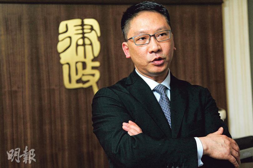 學生會代表以焚燒《基本法》方式以帶出修改基本法的議題。律政司長袁國強同意學生做法不是違法,但質疑燒法律文件是不尊重法治的表現。(林俊源攝) 學生會代表以焚燒《基本法》方式以帶出修改基本法的議題。律政司長袁國強同意學生做法不是違法,但質疑燒法律文件是不尊重法治的表現。(林俊源攝)