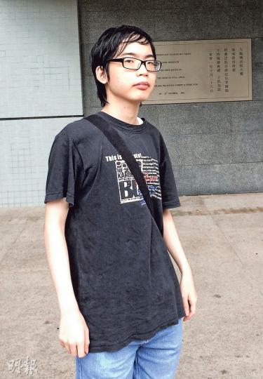 學生梁志偉(圖)被指去年於佔旺區清場當晚襲警,昨於九龍城裁判法院受審,出庭自辯時他透露曾獲「高登巴打」提供案發片段。(黃建邦攝)聲稱遇襲的探員蔡鴻溪(圖)昨供稱,案發時他欲制服被告,卻遭被告腳踢小腿兩下。辯方質疑蔡揑造,他隨即否認。(黃建邦攝) 學生梁志偉(圖)被指去年於佔旺區清場當晚襲警,昨於九龍城裁判法院受審,出庭自辯時他透露曾獲「高登巴打」提供案發片段。(黃建邦攝)聲稱遇襲的探員蔡鴻溪(圖)昨供稱,案發時他欲制服被告,卻遭被告腳踢小腿兩下。辯方質疑蔡揑造,他隨即否認。(黃建邦攝)