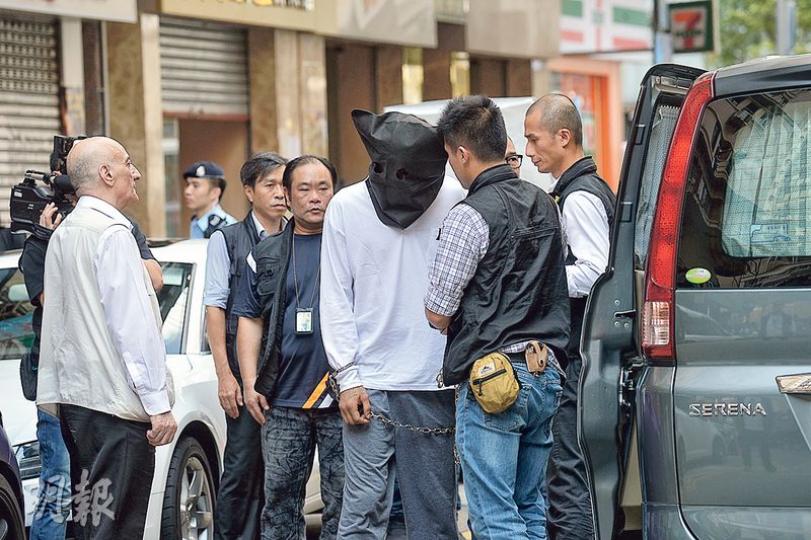 重案組探員昨午把30歲巴基斯坦裔疑兇押返旺角案發現場,其間疑犯戴上黑色頭套,全程有南亞裔翻譯員(左一)陪同。(蘇智鑫攝)探員昨帶同吹氣假人到案發現場唐樓天台,其間疑兇被安排站在樓梯口位置,向警方講述案發經過。 (林智傑攝) 重案組探員昨午把30歲巴基斯坦裔疑兇押返旺角案發現場,其間疑犯戴上黑色頭套,全程有南亞裔翻譯員(左一)陪同。(蘇智鑫攝)探員昨帶同吹氣假人到案發現場唐樓天台,其間疑兇被安排站在樓梯口位置,向警方講述案發經過。 (林智傑攝)