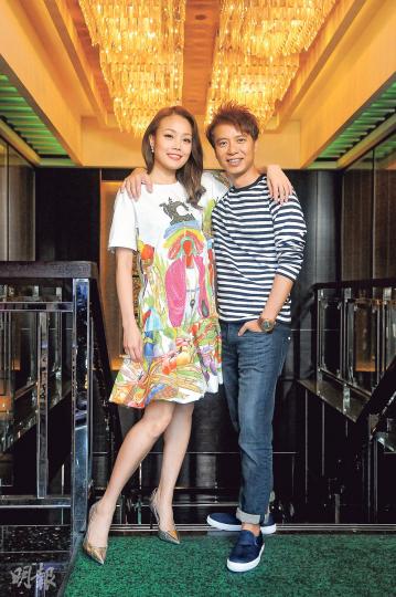 李克勤(右)與容祖兒(左)這對圈中難得的異性好朋友,相約9月在紅館開演唱會。未開騷,先互窒,克勤被封「樂壇舅父」,祖兒被笑「集郵女星」。(攝影:孫華中)容祖兒(左)跟李克勤(右)一個勁歌熱舞不擅說話,一個愛棟篤笑不擅跳舞,兩人同台,講什麼?跳什麼?大家要拭目以待了!(攝影:孫華中) 李克勤(右)與容祖兒(左)這對圈中難得的異性好朋友,相約9月在紅館開演唱會。未開騷,先互窒,克勤被封「樂壇舅父」,祖兒被笑「集郵女星」。(攝影:孫華中)容祖兒(左)跟李克勤(右)一個勁歌熱舞不擅說話,一個愛棟篤笑不擅跳舞,兩人同台,講什麼?跳什麼?大家要拭目以待了!(攝影:孫華中)
