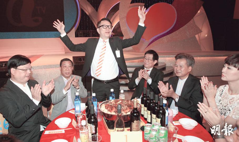 亞視執行董事葉家寶(站立者)在亞視58周年員工盆菜宴上宣布有新投資者,並已簽訂合約,出席者即時拍掌歡呼。出席者包括牧師林以諾(左一)及元朗十八鄉鄉委會主席梁福元(右二)等。(李紹昌攝)(李紹昌攝)出席亞視58周年盆菜宴的員工,都獲得印有亞視台徽的紅酒一支、一包餅乾及兩瓶飲料,全是贊助的禮物。有員工表示為亞視有新投資者感到高興,而印有台徽的紅酒亦具紀念價值。(李紹昌攝) 亞視執行董事葉家寶(站立者)在亞視58周年員工盆菜宴上宣布有新投資者,並已簽訂合約,出席者即時拍掌歡呼。出席者包括牧師林以諾(左一)及元朗十八鄉鄉委會主席梁福元(右二)等。(李紹昌攝)(李紹昌攝)出席亞視58周年盆菜宴的員工,都獲得印有亞視台徽的紅酒一支、一包餅乾及兩瓶飲料,全是贊助的禮物。有員工表示為亞視有新投資者感到高興,而印有台徽的紅酒亦具紀念價值。(李紹昌攝)