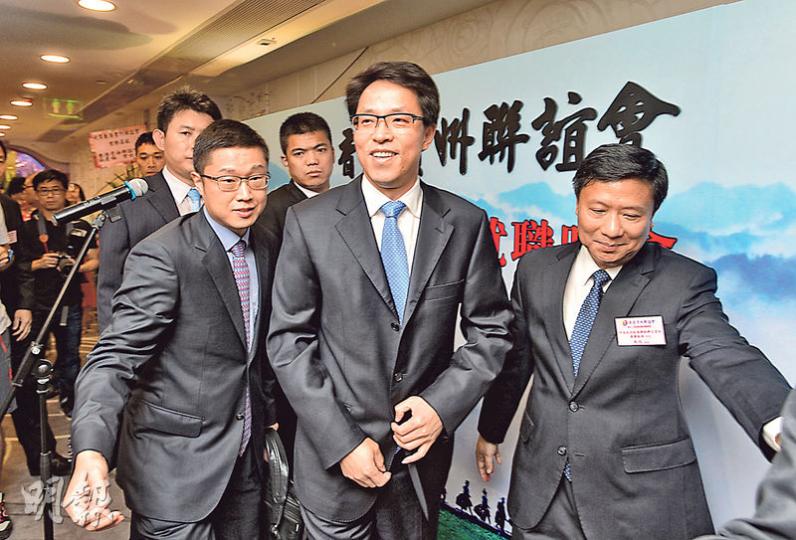中聯辦主任張曉明(右二)昨臨時決定出席香港貴州聯誼會監事就職晚會,名單原來是邀請副主任林武。張曉明否認中央透過中間人出錢買票以爭取政改方案通過。(鄧宗弘攝) 中聯辦主任張曉明(右二)昨臨時決定出席香港貴州聯誼會監事就職晚會,名單原來是邀請副主任林武。張曉明否認中央透過中間人出錢買票以爭取政改方案通過。(鄧宗弘攝)