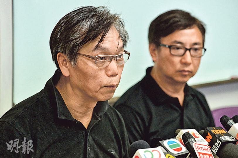 一度發起「袋住先」聯署的民主黨黨員黃成智(左),昨回應黨內紀律委員會建議革除其黨籍一事。另一同樣支持政改的民主黨狄志遠(右)亦有出席記者會,狄形容黃成智與民主黨有30年感情,今次民主黨如此對待黃,是「相煎何太急」。(鄧宗弘攝) 一度發起「袋住先」聯署的民主黨黨員黃成智(左),昨回應黨內紀律委員會建議革除其黨籍一事。另一同樣支持政改的民主黨狄志遠(右)亦有出席記者會,狄形容黃成智與民主黨有30年感情,今次民主黨如此對待黃,是「相煎何太急」。(鄧宗弘攝)