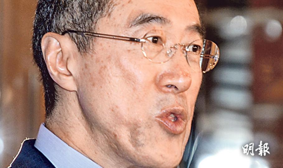 全國政協常委唐英年接受有線電視專訪時稱,無論誰做特首,都要反思怎樣才可以政通人和、團結大多數,要做地方一把手,「唔係樣樣嘢都就咁話yes。」被問及特首梁振英現時是否能做到團結大多數,唐稱對方「很努力在做」。(劉焌陶攝) 全國政協常委唐英年接受有線電視專訪時稱,無論誰做特首,都要反思怎樣才可以政通人和、團結大多數,要做地方一把手,「唔係樣樣嘢都就咁話yes。」被問及特首梁振英現時是否能做到團結大多數,唐稱對方「很努力在做」。(劉焌陶攝)