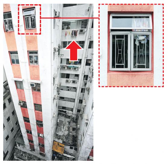墮樓身亡的3歲女童與家人居於大廈8樓一單位,事發時外婆正在屋外走廊晾衣(箭嘴示),女童卻在屋內爬窗(紅框示),在沒有窗花的氣窗跌墮大廈簷篷,送院後不治。(樊銳昌攝)3歲女童墮樓後,其外婆傷心過度需臥牀送院,屋內9個月大女嬰則由探員抱到醫院,以便暫時照顧。(衛永康攝) 墮樓身亡的3歲女童與家人居於大廈8樓一單位,事發時外婆正在屋外走廊晾衣(箭嘴示),女童卻在屋內爬窗(紅框示),在沒有窗花的氣窗跌墮大廈簷篷,送院後不治。(樊銳昌攝)3歲女童墮樓後,其外婆傷心過度需臥牀送院,屋內9個月大女嬰則由探員抱到醫院,以便暫時照顧。(衛永康攝)