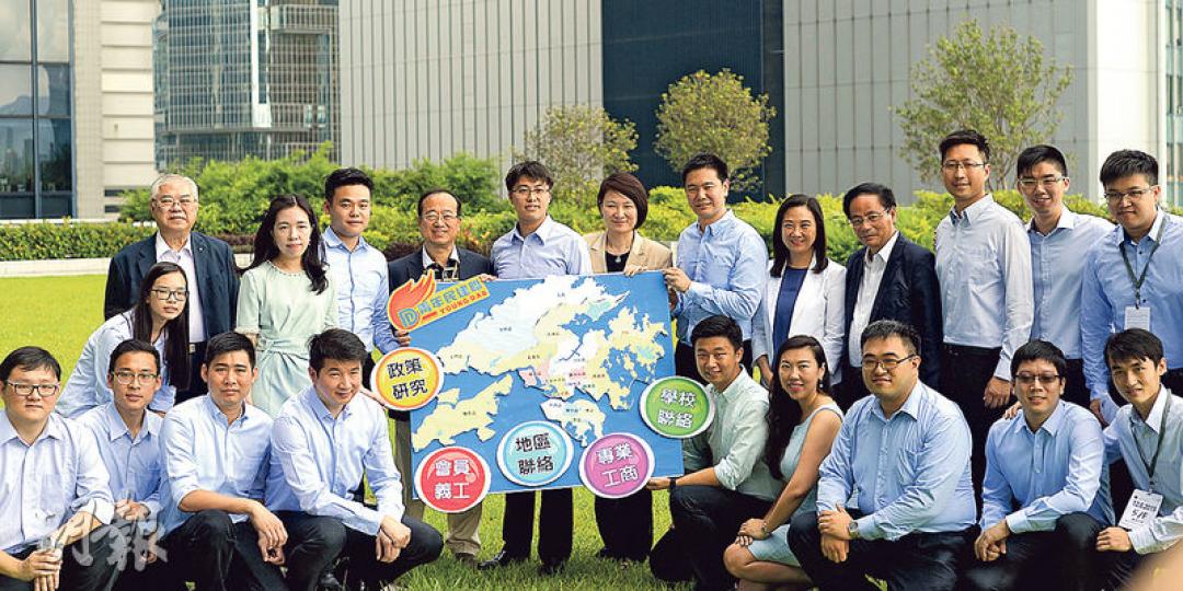青年民建聯委員會噚日選擇在戶外與記者相聚,認真熱情。(余俊亮攝) 青年民建聯委員會噚日選擇在戶外與記者相聚,認真熱情。(余俊亮攝)