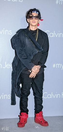 朴宰範一身潮Look現身。(攝影:孫華中)Bieber突然抽起上衣,露出腹肌又曬內褲牌子,小天王果然識做。(攝影:孫華中)Bieber與緋聞女友Kendall Jenner大方合照。(攝影:孫華中) 朴宰範一身潮Look現身。(攝影:孫華中)Bieber突然抽起上衣,露出腹肌又曬內褲牌子,小天王果然識做。(攝影:孫華中)Bieber與緋聞女友Kendall Jenner大方合照。(攝影:孫華中)