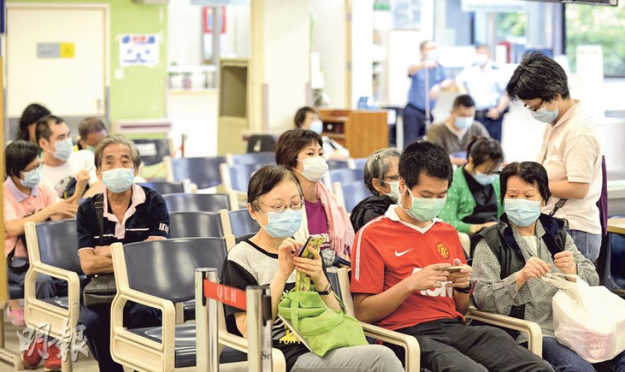 韓國MERS疫情首出現第四代感染,食衛局長高永文說對此已有充分心理準備。圖為伊利沙伯醫院急症室昨日人流不算多,絕大部分候診者都戴上口罩。(余俊亮攝) 韓國MERS疫情首出現第四代感染,食衛局長高永文說對此已有充分心理準備。圖為伊利沙伯醫院急症室昨日人流不算多,絕大部分候診者都戴上口罩。(余俊亮攝)