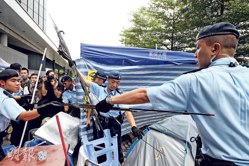 警員檢走大批「鐵枝」,有留守者表示不滿「營骨當鐵枝處理」。警員其後在帳篷貼上告示,稱物品已被警方檢走,可向中區警署查詢。(李紹昌攝)近百名警員昨午全面檢查在立法會大樓一帶的帳篷,並撿走大批包括磚頭、鐵枝等的危險品。(李紹昌攝)警方昨檢走的物品包括刀、鋸片及玻璃樽。(李紹昌攝)來自北京的留守者王登耀(圖)說,自己是伊斯蘭教徒,需自己做飯,不滿被警方取走其煮食爐及菜刀(箭嘴示)。(李紹昌攝) 警員檢走大批「鐵枝」,有留守者表示不滿「營骨當鐵枝處理」。警員其後在帳篷貼上告示,稱物品已被警方檢走,可向中區警署查詢。(李紹昌攝)近百名警員昨午全面檢查在立法會大樓一帶的帳篷,並撿走大批包括磚頭、鐵枝等的危險品。(李紹昌攝)警方昨檢走的物品包括刀、鋸片及玻璃樽。(李紹昌攝)來自北京的留守者王登耀(圖)說,自己是伊斯蘭教徒,需自己做飯,不滿被警方取走其煮食爐及菜刀(箭嘴示)。(李紹昌攝)