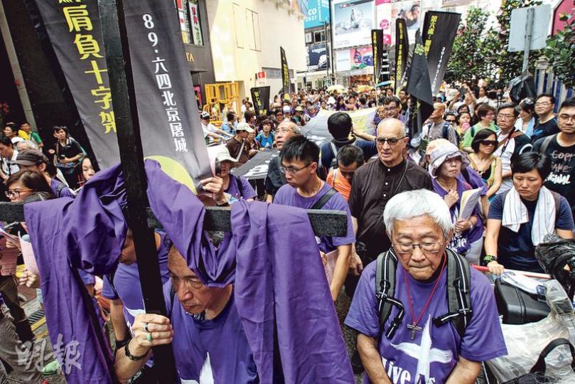 天主教正義和平委員會昨在銅鑼灣舉行「民主苦行30年」遊行,行在隊頭的天主教教區榮休主教陳日君樞機(前右),指希望香港人能沉着氣,避免暴力,盼望一切行動能和平進行。(李紹昌攝) 天主教正義和平委員會昨在銅鑼灣舉行「民主苦行30年」遊行,行在隊頭的天主教教區榮休主教陳日君樞機(前右),指希望香港人能沉着氣,避免暴力,盼望一切行動能和平進行。(李紹昌攝)