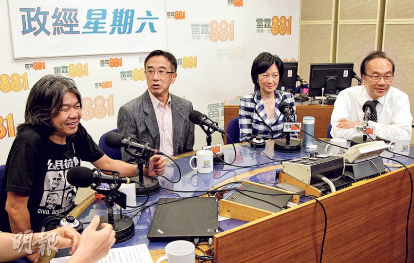 社民連梁國雄(左起)、自由黨榮譽主席田北俊、新民黨主席葉劉淑儀、公民黨黨魁梁家傑昨出席商台節目《政經星期六》。梁國雄在節目後說,有人向他提出以1億元作代價,他即時拒絕,但不知道該「老闆」身分。(林俊源攝) 社民連梁國雄(左起)、自由黨榮譽主席田北俊、新民黨主席葉劉淑儀、公民黨黨魁梁家傑昨出席商台節目《政經星期六》。梁國雄在節目後說,有人向他提出以1億元作代價,他即時拒絕,但不知道該「老闆」身分。(林俊源攝)