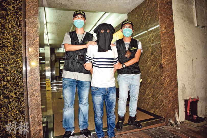 以酷刑聲請留港的33歲南亞裔男子,昨凌晨遭海關人員押返油麻地庇利金街兩間劏房搜查,共檢獲6公斤毒品,總值約200萬元。 (蔡方山攝) 以酷刑聲請留港的33歲南亞裔男子,昨凌晨遭海關人員押返油麻地庇利金街兩間劏房搜查,共檢獲6公斤毒品,總值約200萬元。 (蔡方山攝)