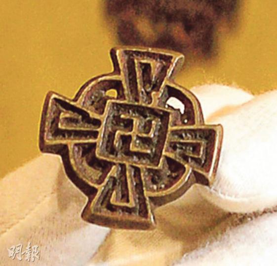 (劉焌陶攝)(明報製圖)(劉焌陶攝)(劉焌陶攝)港大中文學院馮錦榮博士(左)、港大建築學系龍炳頤教授(右)(劉焌陶攝)港大美術博物館總監羅諾德博士(Mr. Florian Knothe)(劉焌陶攝) (劉焌陶攝)(明報製圖)(劉焌陶攝)(劉焌陶攝)港大中文學院馮錦榮博士(左)、港大建築學系龍炳頤教授(右)(劉焌陶攝)港大美術博物館總監羅諾德博士(Mr. Florian Knothe)(劉焌陶攝)
