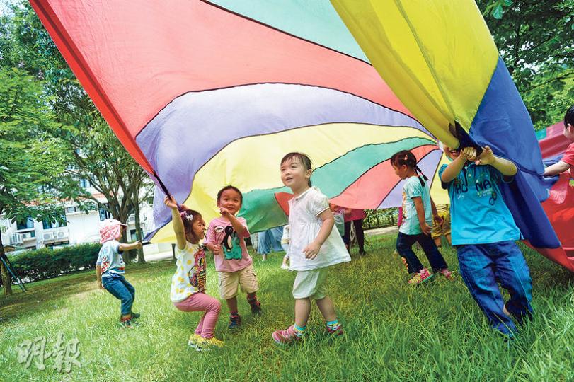 學者指出,真遊戲應讓學生自決是否參與、享受玩耍樂趣,如一班小朋友合力掀起帆布,雖不涉及學習學科知識,但他們可從中學習「補位」、互相合作。(蘇智鑫攝) 學者指出,真遊戲應讓學生自決是否參與、享受玩耍樂趣,如一班小朋友合力掀起帆布,雖不涉及學習學科知識,但他們可從中學習「補位」、互相合作。(蘇智鑫攝)