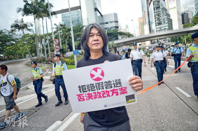 社民連主席梁國雄昨承認自己虛構1億買票金額,但他重申的確有中間人利誘他投票支持政改。(蘇智鑫攝)特首梁振英昨午主動提及梁國雄虛構買票金額,質疑對方是否只「虛構」金錢數額,還是虛構和揑造整宗「買票」事件,促梁國雄盡快向廉署舉報,「把所有具體的事實,如果有事實的話,向廉署呈報」。(陳淑安攝) 社民連主席梁國雄昨承認自己虛構1億買票金額,但他重申的確有中間人利誘他投票支持政改。(蘇智鑫攝)特首梁振英昨午主動提及梁國雄虛構買票金額,質疑對方是否只「虛構」金錢數額,還是虛構和揑造整宗「買票」事件,促梁國雄盡快向廉署舉報,「把所有具體的事實,如果有事實的話,向廉署呈報」。(陳淑安攝)