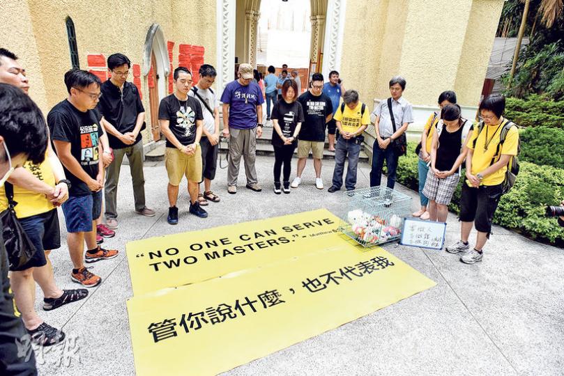 約20名聖公會會友噚日以「管你說什麼,也不代表我」嘅標語去中環聖約翰座堂抗議,要求與教省高層直接對話,又引《聖經》提醒管浩鳴「No one can serve two masters.」(一個人不能事奉兩個主)。(陳淑安攝) 約20名聖公會會友噚日以「管你說什麼,也不代表我」嘅標語去中環聖約翰座堂抗議,要求與教省高層直接對話,又引《聖經》提醒管浩鳴「No one can serve two masters.」(一個人不能事奉兩個主)。(陳淑安攝)