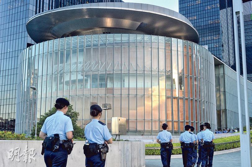 政改明日審議政改決議案，警方陸續在金鐘一帶增加佈防，立法會外添美道及添馬公園一帶不時有機動部隊警員巡邏。（鄧宗弘攝）