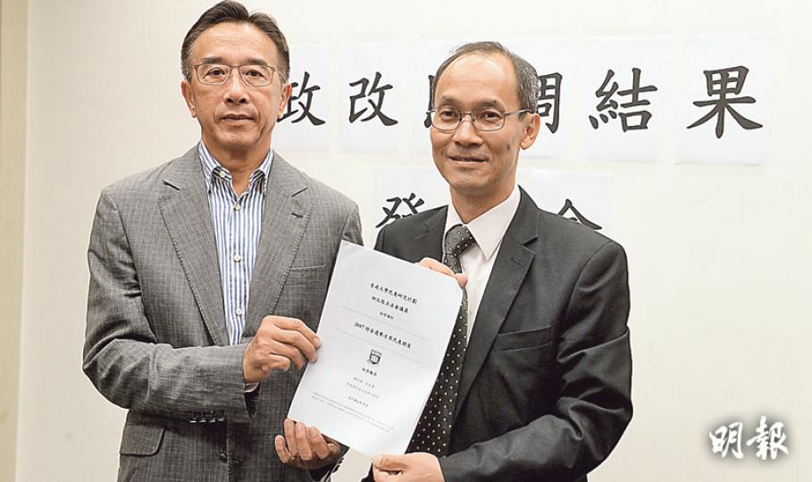 自由黨議員田北俊（左）委託港大民意研究計劃於過去10天做大型民調，結果顯示支持立法會通過政改的比率為51％，反對有37%。田北俊坦言達不到當初希望以民調游說泛民支持政改之目的。圖右為港大民研總監鍾庭耀。（劉焌陶攝）