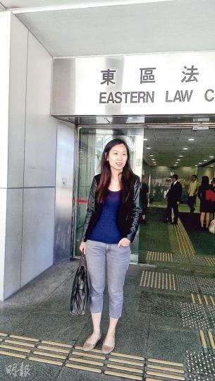 社運人士葉寶琳被指在未獲批准及沒持訪客證的情况下，在立法會大堂內逗留，違反立法會行政指令。（章淑廉攝）