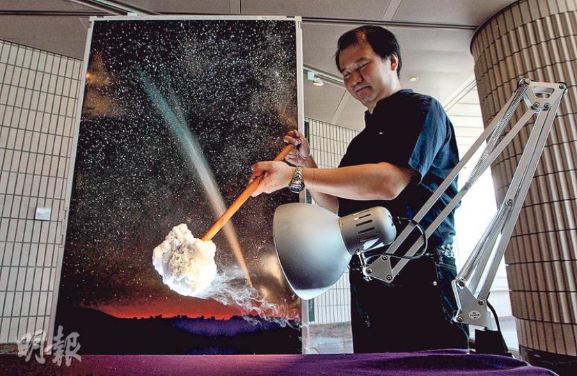 太空館7月11日舉行「外星人玩轉太空館」親子活動，職員會以乾冰和一氧化碳等製作模擬彗星，模仿其在星空流動過程。（李澤彤攝）