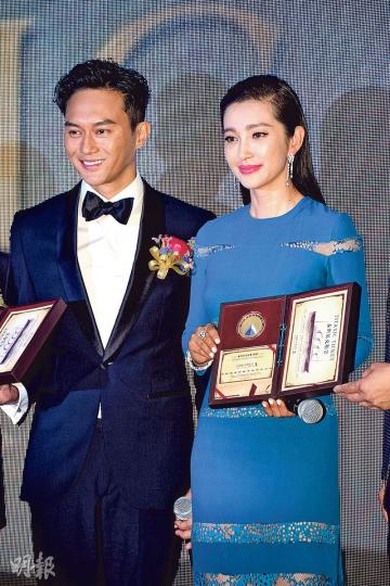 張智霖與李冰冰出席「新鐵達尼號船票全球首發儀式」。（攝影﹕梁迺楠）李冰冰不小心跌了耳環，張智霖甚有紳士風度，即時為冰冰拾回。（攝影﹕梁迺楠）