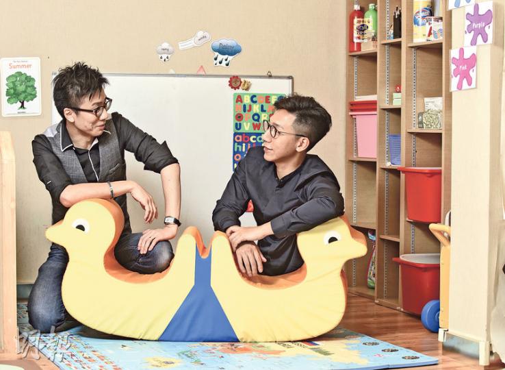 曾志豪小檔﹕港台DJ，時事節目《頭條新聞》主持人。兒子恪靖於去年11月出生，爸爸希望兒子日後長大成人，可以恪守正道之意。 -- 柳俊江小檔﹕無綫前新聞記者，現為時事節目《議事論事》主持人及製作公司負責人。女兒於去年10月3日出生，距佔中正式啟動不到數天。女兒取名Bella脫胎自umbrella movement（雨傘運動），爸爸希望她成為像雨傘運動中的學生一樣善良的人。（陳淑安攝）柳俊江 （陳淑安攝）曾志豪（陳淑安攝）