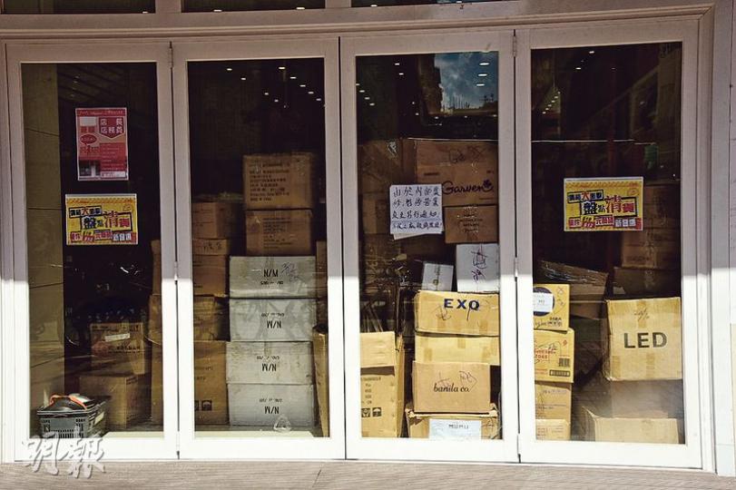 社署昨拒絕向大埔運頭街20至26號2樓及3樓的劍橋護老院續牌，院舍面臨結業。另邊廂由劍橋護老院負責人陸艾齡名下公司營運、位於劍橋護老院地下的超市，昨未有開舖，店內擺滿紙皮箱，並張貼通告稱內部裝修，暫停營業。（鍾炳然攝）家屬張先生（右）表示，其父住在劍橋3樓的院舍年多，現時已遷往1樓，他表示劍橋比起其他院舍，有更多空間給長者走動，故選擇留在劍橋。（鍾炳然攝）