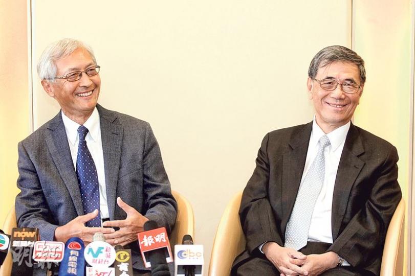 市建局主席蘇慶和（左）昨聯同剛履新、暫代行政總監一職的林濬（右）會見傳媒。（郭慶輝攝）