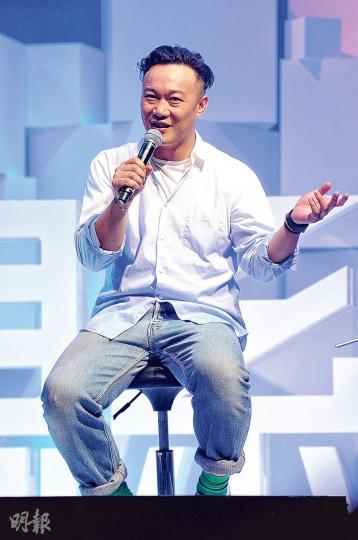 昨晚Eason做音樂會評判心情靚靚。（攝影﹕鍾偉茵）Eason在台上跟參賽者自拍，真正拍拍拍，唔怕被鬧。（攝影﹕鍾偉茵）