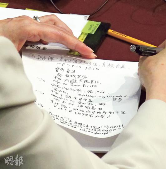 政務司長林鄭月娥昨日大部分時間留在會議廳，抄錄議員發言，圖為她記下公民黨黨魁梁家傑的發言。梁家傑昨責怪中央誤判形勢，把一國兩制變成一國一制，林太的筆記就「速記」成「1C2S→1C1S」。（郭慶輝攝）