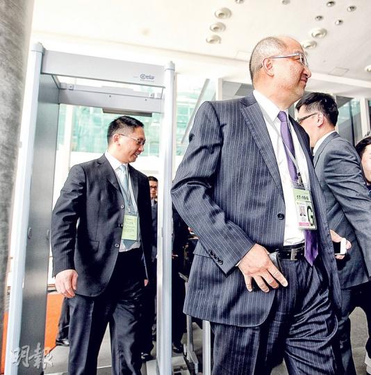 立法會前日啟動黃色警示，所有人包括官員及立法會議員都要經過安檢程序，政務司長林鄭月娥、政制及內地事務局長譚志源（前）及律政司長袁國強（後）都須經過金屬探測器。（郭慶輝攝）