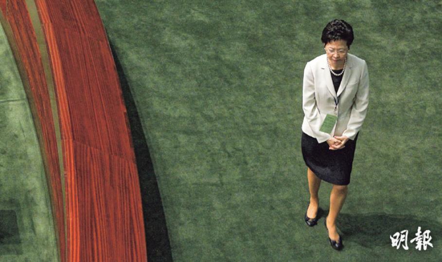 立法會最快今日表決2017年特首選舉方案，泛民議員已表明否決。領導政改三人組的政務司長林鄭月娥昨日鮮見笑容，一襲素色衣履到立法會。她發言時有感而發，指過去20個月社會紛紜的討論中，他們面對不少批評嘲諷、謾罵和侮辱，慨嘆愈來愈激烈和兩極化的討論，蠶食了不同意見人士彼此間的互信。（郭慶輝攝）立法會昨午開始審議政改決議案，政務司長林鄭月娥（前）進入會議廳時向主席鞠躬致意，她與律政司長袁國強（通道中間）、政制及內地事務局長譚志源（通道後方）一直留心聽取議員發言，其他問責官員亦「輪更」到立法會會議廳，為團