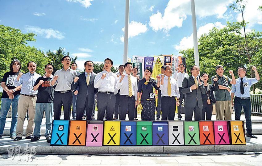 立法會昨早審議政改方案前，泛民議員於立法會大樓外接收請願者信件後一同合照，但5名議員梁耀忠、黃毓民、李國麟、湯家驊及陳偉業沒有現身，眾人其後重申會否決政改方案。（蘇智鑫攝）