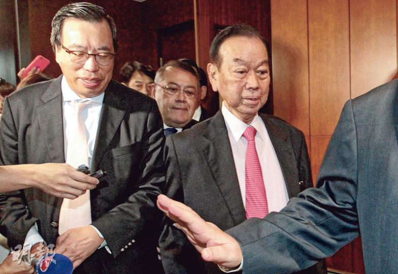 經民聯劉皇發(右)於會議結束後約10分鐘才趕返會議廳,他對自己遲到「對唔住」。其後在經民聯梁君彥(左)、石禮謙(中)等「護送」下,在記者群中突圍離開。(李澤彤攝)31名建制派議員離場等待經民聯劉皇發趕回投票,最終因溝通失誤令他們錯失投下支持政改的一票。會後他們與劉皇發見記者,並一同進入議員休息室急謀對策。事件關鍵人物林健鋒(前左)、劉皇發(前中、背向)與梁志祥密斟。(李澤彤攝) 經民聯劉皇發(右)於會議結束後約10分鐘才趕返會議廳,他對自己遲到「對唔住」。其後在經民聯梁君彥(左)、石禮謙(中)等「護送」下,在記者群中突圍離開。(李澤彤攝)31名建制派議員離場等待經民聯劉皇發趕回投票,最終因溝通失誤令他們錯失投下支持政改的一票。會後他們與劉皇發見記者,並一同進入議員休息室急謀對策。事件關鍵人物林健鋒(前左)、劉皇發(前中、背向)與梁志祥密斟。(李澤彤攝)