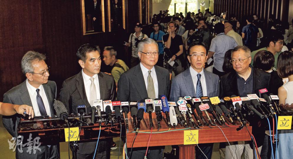 自由黨在政改否決後,率先在會議廳外見傳媒。5名議員,易志明(左起)、鍾國斌、方剛、田北俊和張宇人均投贊成票。田北俊說,事前沒有收過其他建制派要求離場的通知,認為自由黨留下投票的決定正確。(郭慶輝攝) 自由黨在政改否決後,率先在會議廳外見傳媒。5名議員,易志明(左起)、鍾國斌、方剛、田北俊和張宇人均投贊成票。田北俊說,事前沒有收過其他建制派要求離場的通知,認為自由黨留下投票的決定正確。(郭慶輝攝)