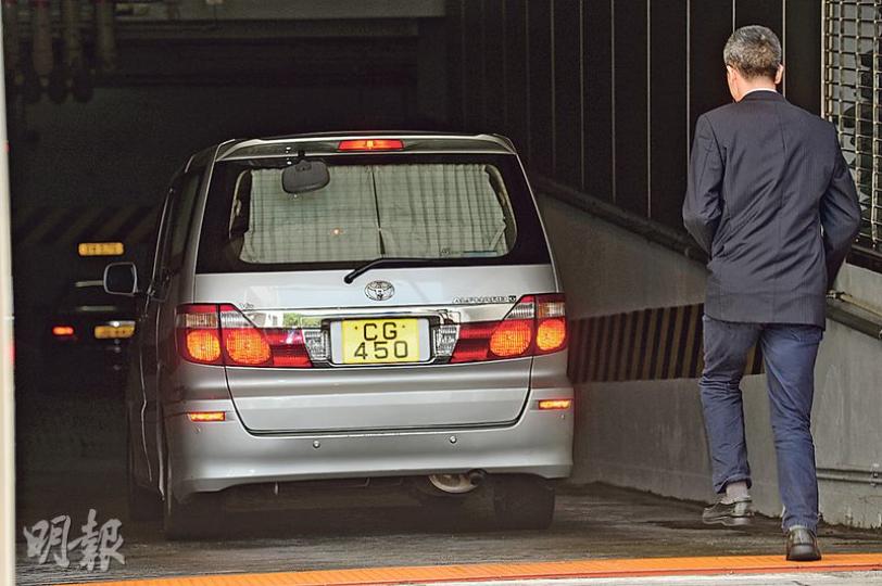 立法會昨午否決政改方案後,約下午3時半,記者目擊一輛七人車駛進中聯辦停車場,至晚上9時仍未見離開。該車牌是以麗顯有限公司登記,公司董事是林建岳,但因車內拉了簾,未知他是否在車上。林是經民聯監事會主席。(鄧宗弘攝) 立法會昨午否決政改方案後,約下午3時半,記者目擊一輛七人車駛進中聯辦停車場,至晚上9時仍未見離開。該車牌是以麗顯有限公司登記,公司董事是林建岳,但因車內拉了簾,未知他是否在車上。林是經民聯監事會主席。(鄧宗弘攝)