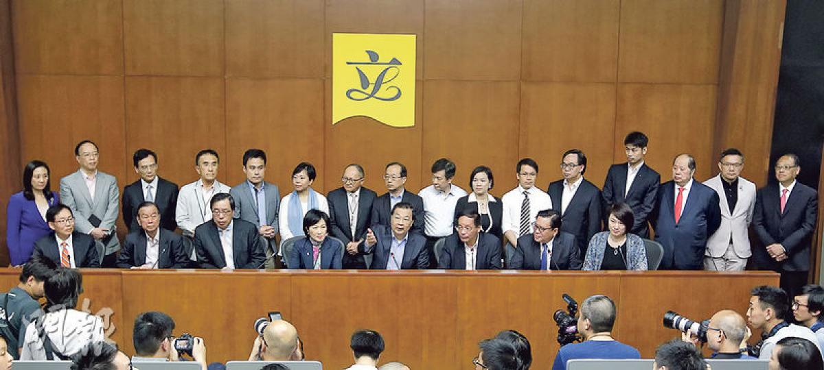 建制派昨下午5時半召開記者會,詳細交代因為離場而未能就政改方案投票的事件始末,並向支持者致歉。不過,會上未見留在會議廳投票的5名自由黨立法會議員和工聯會陳婉嫻。(郭慶輝攝) 建制派昨下午5時半召開記者會,詳細交代因為離場而未能就政改方案投票的事件始末,並向支持者致歉。不過,會上未見留在會議廳投票的5名自由黨立法會議員和工聯會陳婉嫻。(郭慶輝攝)