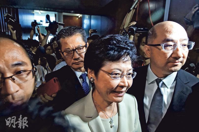 政務司長林鄭月娥(右二)和政制及內地事務局長譚志源(右一)昨日離開立法會時被大批傳媒包圍,追問他們對建制派離場失誤未能投票,令到政改方案被泛民大比數否決一事,二人都不發一言便離開。(郭慶輝攝)立法會主席曾鈺成在政改表決後會見記者,他說政改被否決,會令現時的管治問題難以着手解決,中央政府對香港的信心也一定會受影響。(郭慶輝攝) 政務司長林鄭月娥(右二)和政制及內地事務局長譚志源(右一)昨日離開立法會時被大批傳媒包圍,追問他們對建制派離場失誤未能投票,令到政改方案被泛民大比數否決一事,二人都不發一言便離開。(郭慶輝攝)立法會主席曾鈺成在政改表決後會見記者,他說政改被否決,會令現時的管治問題難以着手解決,中央政府對香港的信心也一定會受影響。(郭慶輝攝)